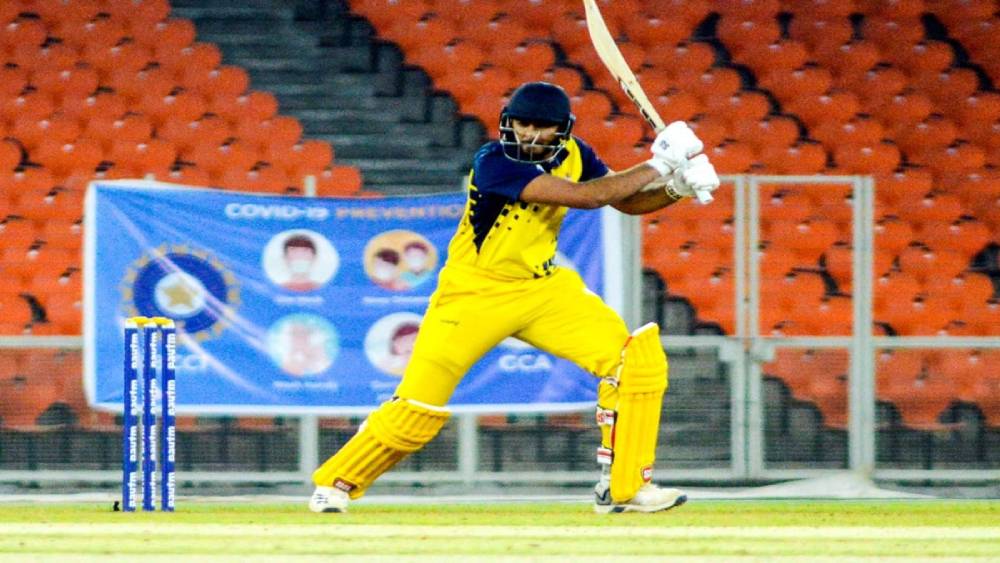 ইতিমধ্যে তিনি পাঁচটি প্রথম শ্রেণির ম্যাচ, ২০টি ওয়ান ডে এবং ৩১টি ঘরোয়া টি-২০ ম্যাচে তামিলনাড়ুর প্রতিনিধিত্ব করেছেন। তাঁর কেরিয়ারের সূত্রপাতে প্রশিক্ষক ছিলেন আর বেঙ্কটেশ। এখন তিনি তামিলনাড়ুর প্রবীণ নির্বাচক। তাঁর মতে, ক্রিকেট খেলার প্রথম দিন থেকেই শাহরুখের মধ্যে ভাল অলরাউন্ডারের সব লক্ষণ উজ্জ্বল।