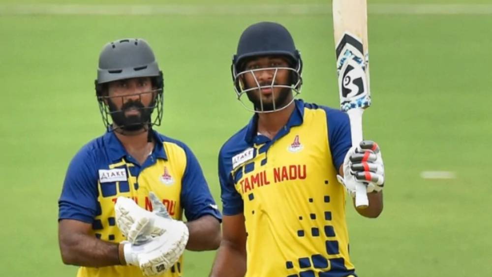 ক্রিকেটের পাশাপাশি তিনি দক্ষ সাঁতারেও। জুনিয়র স্তরে তিনি ছিলেন চ্যাম্পিয়ন সাঁতারু। তবে ক্রিকেটের দক্ষতা পেয়েছেন বাবার কাছ থেকেই। শাহরুখের বাবা ছিলেন লোয়ার ডিভিশনের ক্রিকেটার।