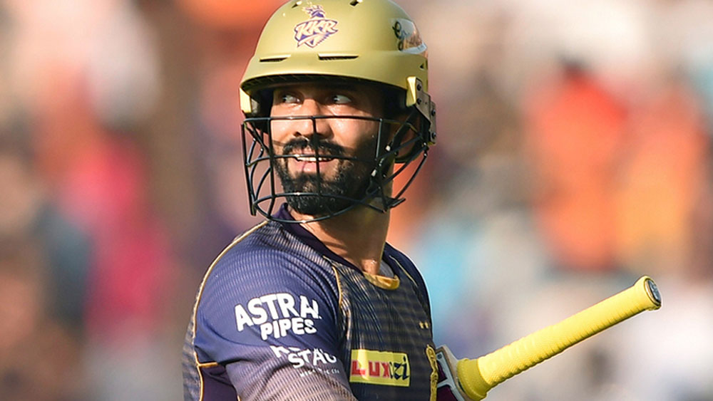 দীনেশ কার্তিক: গৌতম গম্ভীর বেরিয়ে যাওয়ার পর পরই দলে দীনেশের প্রবেশ হয়। ২০১৮ সালে ৭ কোটি ৪০ লক্ষ টাকায় এই উইকেটকিপার-ব্যাটসম্যানকে কেনে নাইট রাইডার্স। এখনও পর্যন্ত ১৯৬টি ম্যাচ খেলে ৩৮২৩ রান করেছেন দীনেশ। তাঁর স্ট্রাইক রেট ১২৯.৩৬।