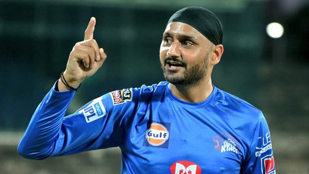 হরভজন সিংহ (২ কোটি) : ২ কোটি টাকায় ৪০ বছরের এই স্পিনারকে দলে নিয়েছে কেকেআর। এখনও পর্যন্ত ১৬০টি ম্যাচে ৩৩৭৪ বল করে ১৫০টি উইকেট নেন তিনি। তাঁর বোলিং স্ট্রাইক রেট ২২। রান করেছেন ৮২৯।