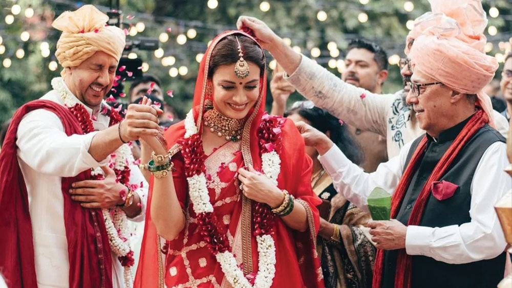 নবদম্পতিকে পুষ্পবৃষ্টি করার রীতিতে সামাইরার অংশগ্রহণ ভাল লেগেছে সুনয়নার। তাঁর কথায়, এ বার সামাইরা অন্তত একটা পরিবার পেল।