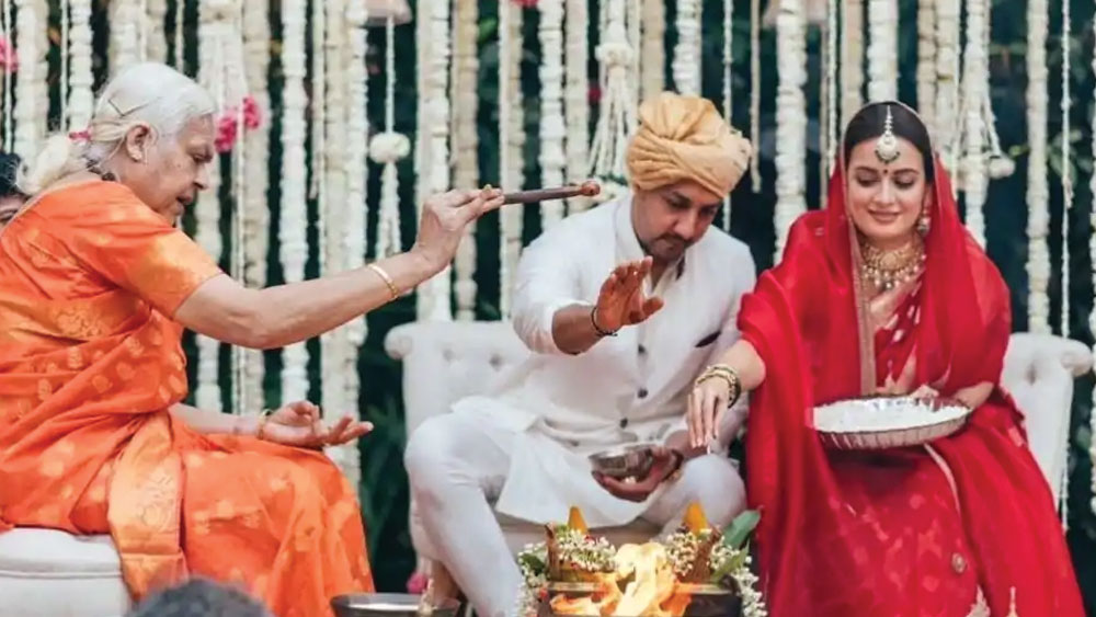 বৈভব-দিয়ার বিবাহিত জীবন সামাইরাকে তার জীবনের পথে সুন্দর ভাবে এগিয়ে যেতে সাহায্য করবে বলে মনে করেন দিয়া। নতুন জীবনের জন্য বৈভব-দিয়া-সামাইরাকে শুভেচ্ছা জানিয়েছেন।