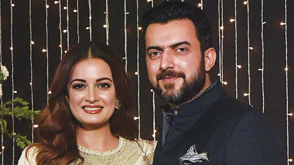 ‘রেহনা হ্যায় তেরে দিল মেঁ’, ‘দীওয়ানাপন’, ‘তুমকো না ভুল পায়েঙ্গে’, ‘তুমসা নেহি দেখা’, ‘মাই ব্রাদার…নিখিল’, ‘ব্ল্যাকমেল’, ‘লাক বাই চান্স’, ‘ববি জাসুস’, ‘সঞ্জু’, ‘থাপ্পড়’-সহ একাধিক বক্সঅফিস সফল ছবির নায়িকা দিয়া এর আগে বিয়ে করেছিলেন তাঁর বিজনেস পার্টনার সাহিল সঙ্ঘকে।