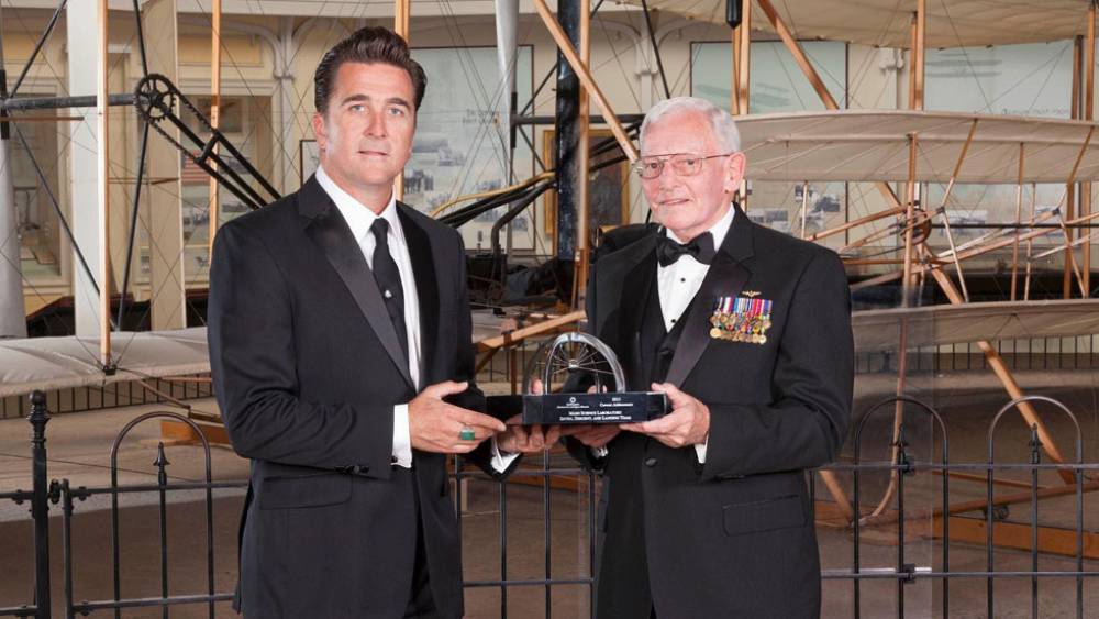 স্মিথসোনিয়ান মিউজিয়ামের অধিকর্তার কাছ থেকে জাতীয় পদক পাচ্ছেন অ্যাডাম স্টেলটজ্‌নার (বাঁ দিকে)। ক্যালিফোর্নিয়ায়। সৌজন্যে: অ্যাডাম স্টেলট্‌জনার।