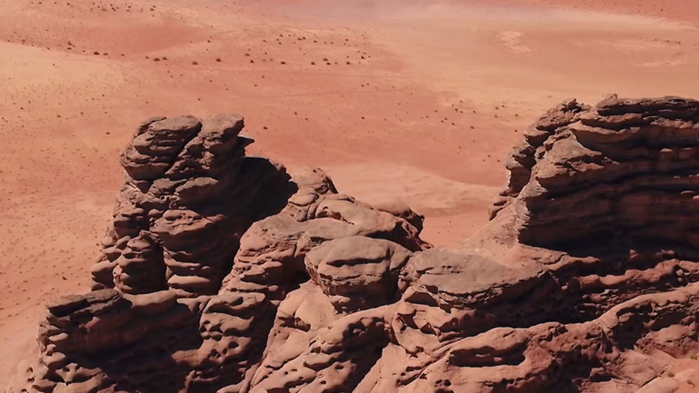 কিন্তু জানেন কি সৌদি আরব এমন একটি শহর বানাচ্ছে যেখানে শহরের সমস্ত সুযোগ সুবিধা থাকছেই কিন্তু কোনও দূষণ থাকবে না। না থাকবে গাড়ি চলাচলের রাস্তা না থাকবে কোনও গাড়ি!