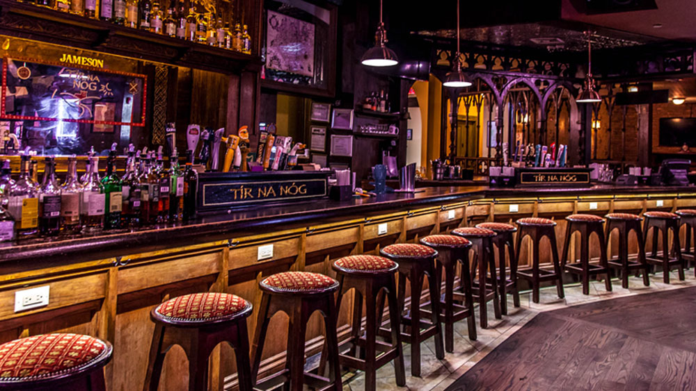 তেল আভিভের এক পানশালা যেমন তার কোভিড টিকা নেওয়া গ্রাহকদের বিনামূল্যে পছন্দমতো মদ পানের সুযোগ দিচ্ছে।