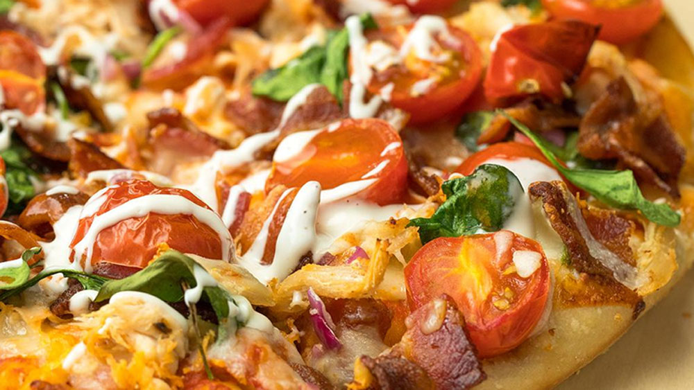 সুস্বাদু মেনুর সবচেয়ে বড় আকর্ষণ হল পিৎজা। এ ছাড়াও কফি, হামাস, পেস্ট্রি রয়েছে। নিজের পছন্দমতো পদ বেছে নিতে পারেন।