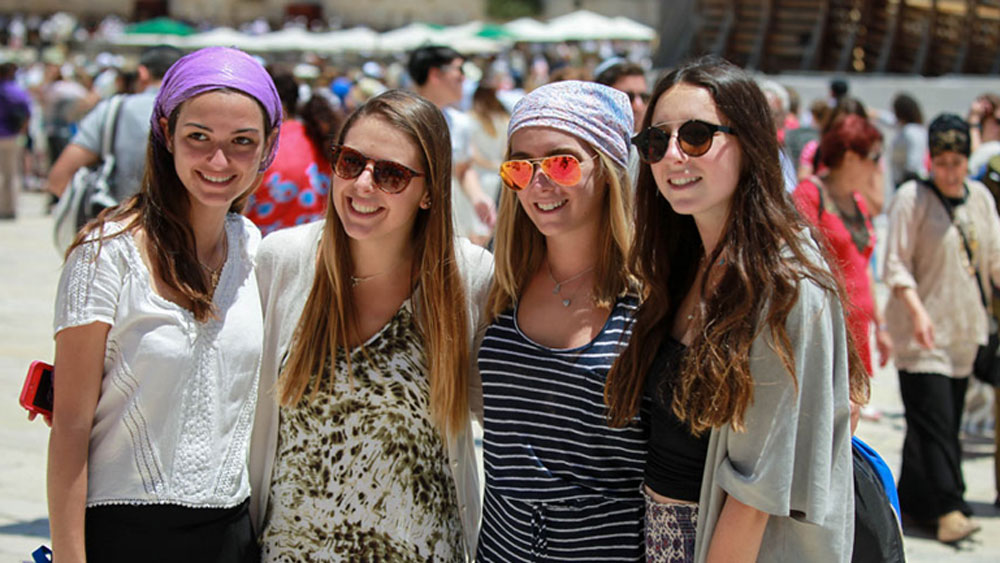 আবার বিশেষ করে তরুণ প্রজন্ম যাঁদের করোনাভাইরাস থেকে ভয় কম তাঁরাও অনেকে টিকা নিতে অনীহা দেখাচ্ছেন।