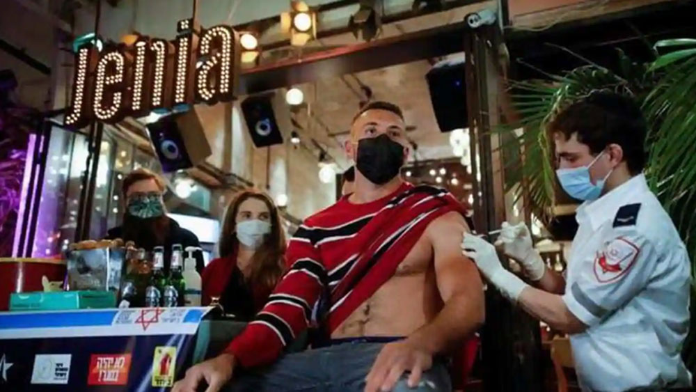 বহু আগে থেকেই এই অতিমারি থেকে বাঁচতে টিকার প্রয়োজনীয়তার কথা বলে আসছেন বিশেষজ্ঞরা। তা সত্ত্বেও অনেকেই টিকা নিতে ভয় পাচ্ছেন।