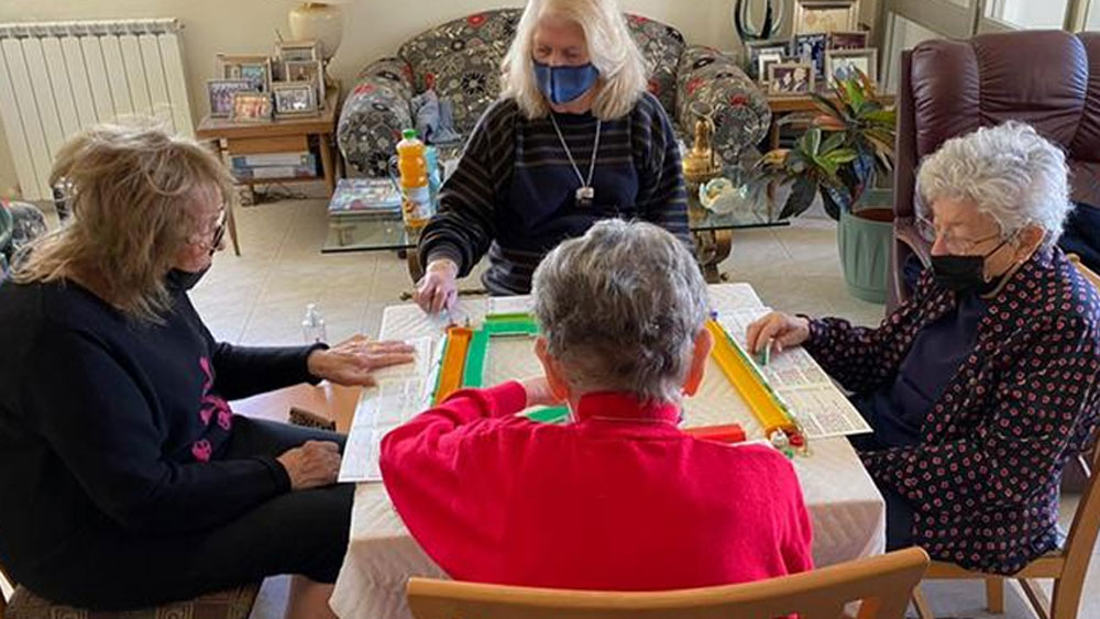 তেল আভিভ শহরের দু’টি কেন্দ্রে করোনা টিকা দেওয়ার পর্ব চলছে। একটি স্থানীয় রেস্তোরাঁর সঙ্গে চুক্তি করে এই দু’টি কেন্দ্রেই নানা সুস্বাদু পদের জোগান দিচ্ছে প্রশাসন।