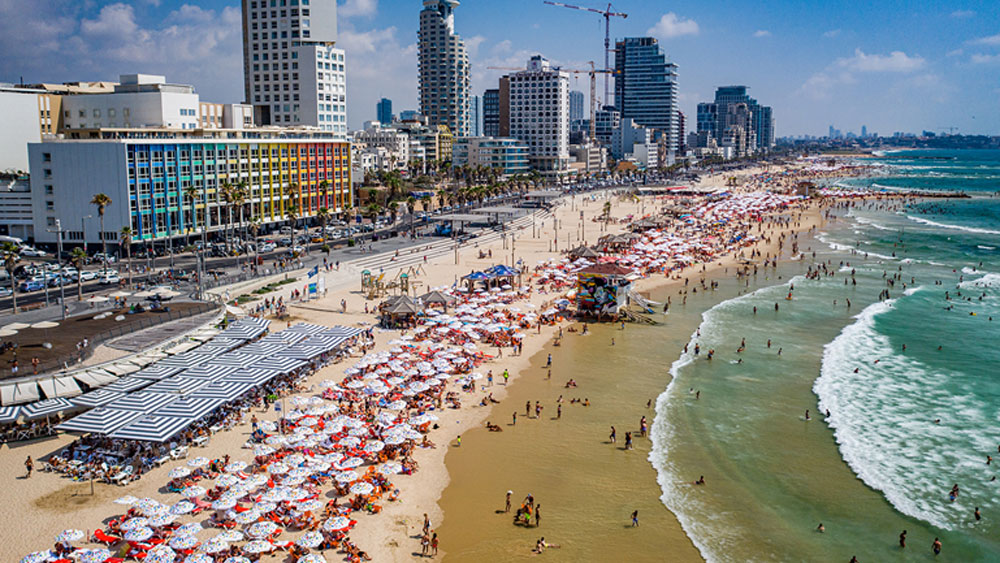 ইজরায়েলের শহর তেল আভিভ। সম্প্রতি কোভিড ১৯ টিকা কেন্দ্রগুলিতে সাধারণ মানুষের কাছে আকর্ষণীয় করতে সেখানকার প্রশাসন এমন অভিনব পরিকল্পনা করেছে।