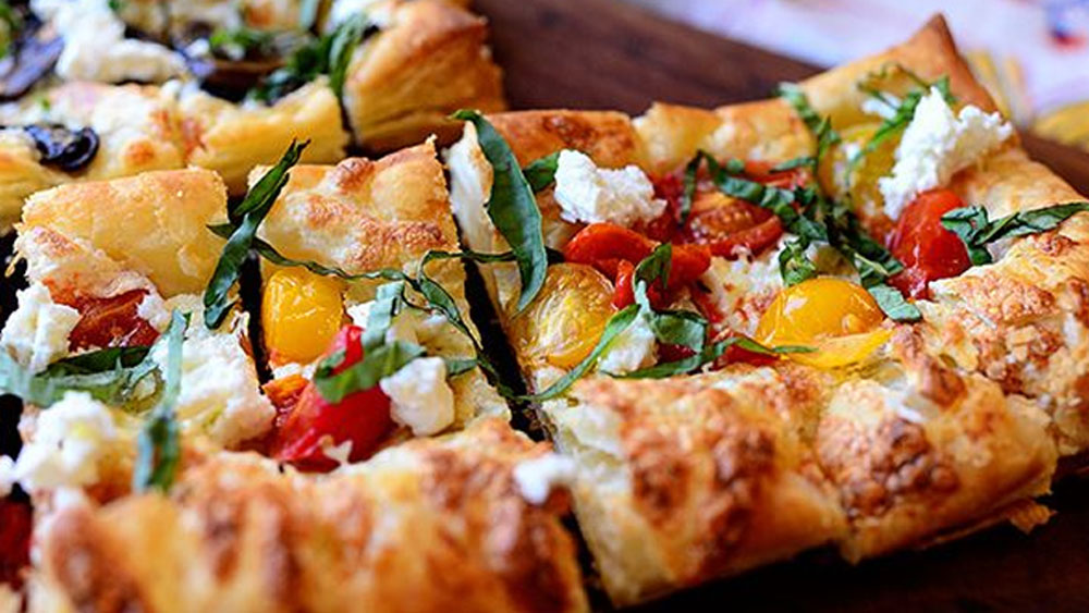 টিকা নিলেই বিনামূল্যে পিৎজা! সঙ্গে কেক, পেস্ট্রি, কফি তো রয়েইছে। এক পানশালা আবার বিনামূল্যে মদ্যাপানেরও সুযোগ দিচ্ছে!