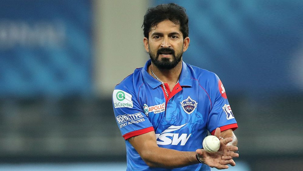 ভারতীয় পেসারদের মধ্যে কোনও দল পেলেন না বরুণ অ্যারন এবং মোহিত শর্মা।