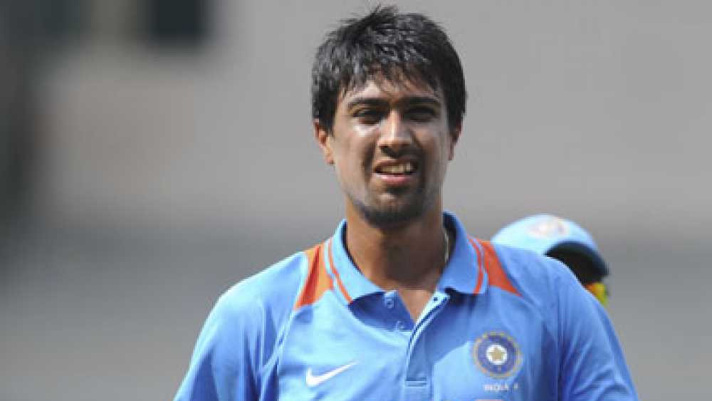 রাহুল শর্মা এক মাত্র ভারতীয় স্পিনার যিনি অবিক্রিত রইলেন।