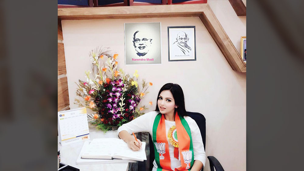 রাজ্য রাজ্যনীতিতে অতি পরিচিত মুখ না হলেও গেরুয়া শিবিরে পামেলা একেবারে আনকোরা নন। বিজেপি সূত্রে খবর, ২০১৯ সালে দলে যোগ দিয়েছিলেন পামেলা। ওই বছর তৃণমূল নেত্রী মমতা বন্দ্যোপাধ্যায়ের ২১ জুলাইয়ের সভার পর যে সাংবাদিক বৈঠক করেছিলেন রাজ্য বিজেপি-র সভাপতি দিলীপ ঘোষ, সেই সভাতেই গেরুয়া শিবিরে নাম লেখান পামেলা।