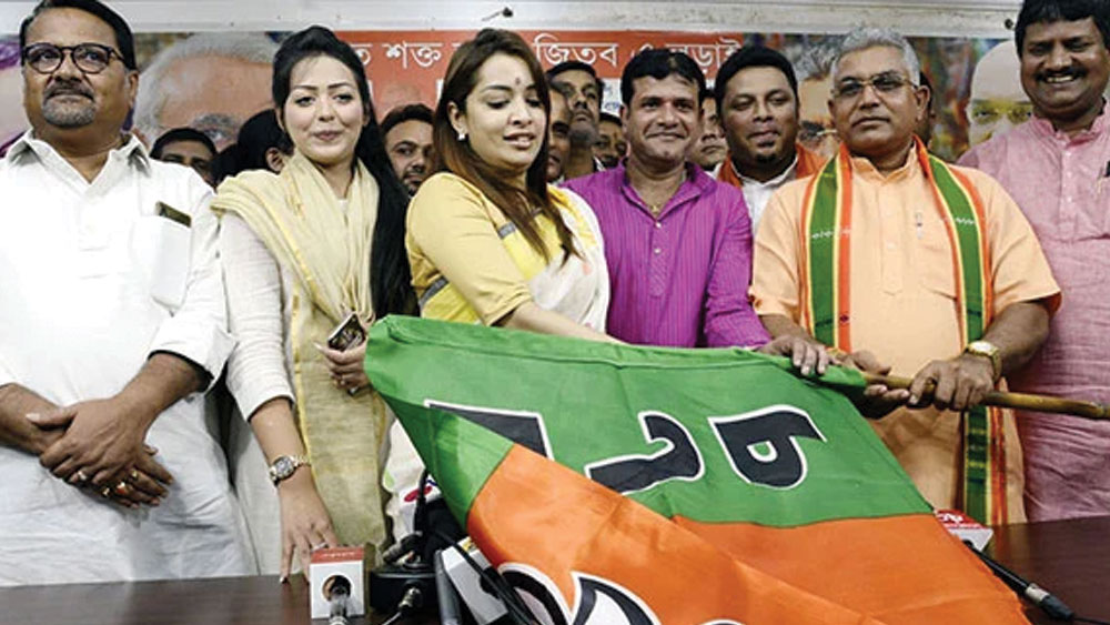 পামেলার সঙ্গে বিজেপি-তে যোগ দিয়েছিলেন টলি-পাড়ার এক অভিনেত্রী রিমঝিম মিত্র। অভিনয়ের সঙ্গে মডেলিংও করেছেন পামেলা। অভিনেত্রী হিসাবে নন, বরং মডেল হিসাবেই তাঁকে চেনেন বলে জানিয়েছেন বিজেপি-র অনেকে।