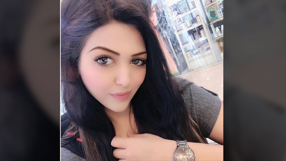 ফেসবুক অ্যাকাউন্টে নিজের বয়স নিয়ে কিছুই খোলসা করেননি পামেলা। তবে সেখানে জানিয়েছেন, তাঁর জন্মদিন ১৪ মে। তবে নিউ আলিপুর থানা সূত্রে জানানো হয়েছে, পামেলার বয়স ২৩।