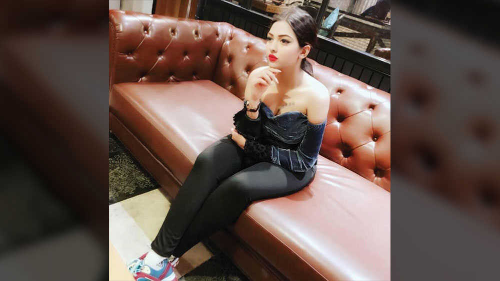 একটি বেসরকারি সংস্থার ইন্টেরিওর ডিজাইনার হিসাবে কাজের অভিজ্ঞতাও রয়েছে বলে জানিয়েছেন নিজের ফেসবুক প্রোফাইলে। 