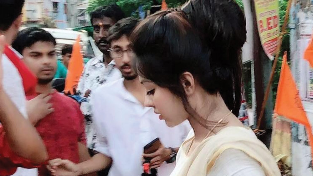 বিজেপি-র বিভিন্ন অনুষ্ঠানে দলের প্রথমসারির নেতাদের সঙ্গেও দেখা গিয়েছে পামেলাকে।