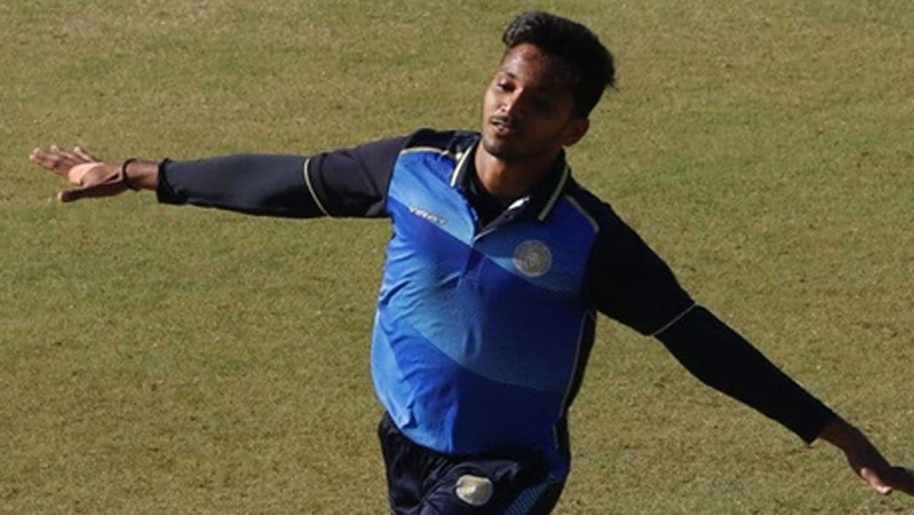 ক্রিকেটের ভক্ত চেতনের সামনের রাস্তাটা একটু একটু করে মসৃণ হচ্ছিল। তত দিনে বাবাও তাঁকে খেলতে উৎসাহ দিতে শুরু করেছিলেন। টিভিতে ক্রিকেট খেলা দিলেই বন্ধুর বাড়িতে ছুটে যেতেন চেতন। আইপিএলের সৌজন্যে দরিদ্র পরিবারের সেই চেতনই হলেন রাতারাতি কোটিপতি।