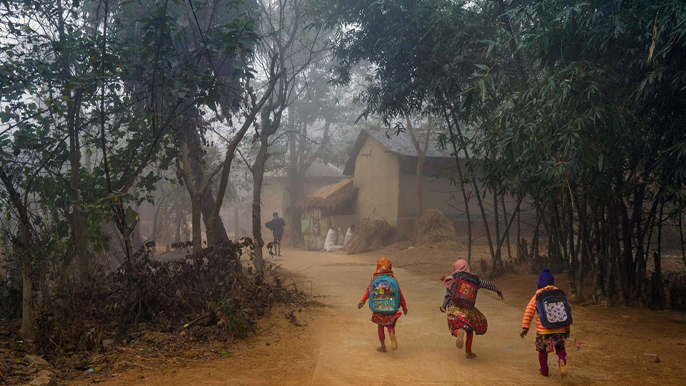 ছবির মতো ছড়িয়ে আছে আদিবাসীদের গ্রাম
