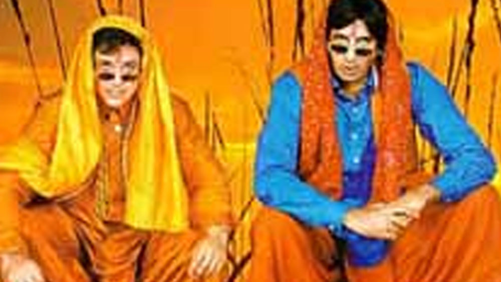 গোবিন্দকে নেওয়ার প্রস্তাব অমিতাভই তাঁদের সামনে রাখেন। সেই মতো ছবির প্রস্তাব নিয়ে অমিতাভ নিজে গোবিন্দর বাড়িতে গিয়ে হাজির হন।