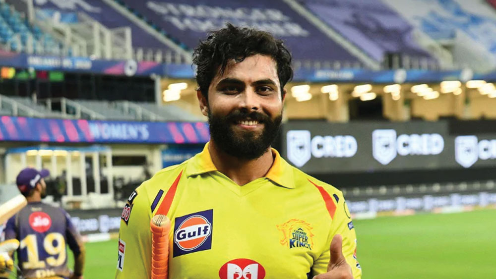 রবীন্দ্র জাডেজা: তাঁর মতো একজন ক্রিকেটার দলে থাকা মানেই বেশ কিছুটা এগিয়ে শুরু করা। ব্যাট, বল এবং ফিল্ডিং, সব বিভাগেই তিনি যেন সমান পারদর্শী। তাঁকে ছাড়া দল ভাবাই যাবে না।