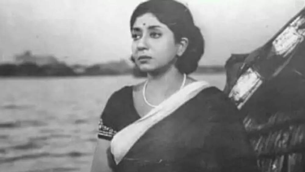 সাবিত্রীর জন্ম ১৯৩৭ সালে, বাংলাদেশের কুমিল্লা জেলায়। তাঁর বাবা ছিলেন স্টেশনমাস্টার। ১০ বোনের মধ্যে সাবিত্রী ছিলেন সবথেকে ছোট। পরবর্তীতে ঢাকায় বাগান-সহ বাড়ি তৈরি করেছিলেন তাঁর বাবা। শৈশবের সেই স্মৃতি এখনও সজাগ তাঁর মনে।