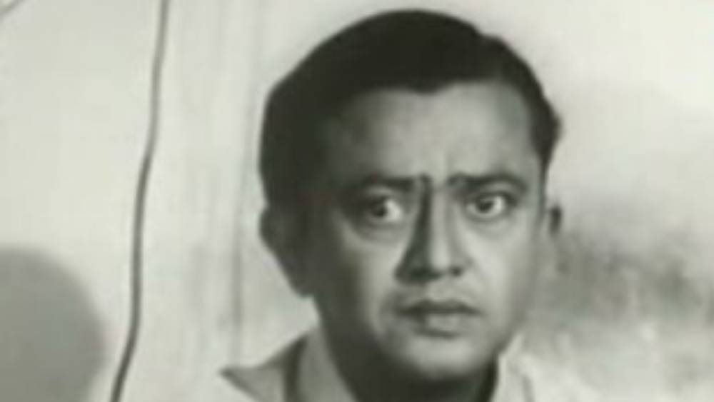 সে রকম একটা সময়েই তাঁর পরিচয় ভানু বন্দ্যোপাধ্যায়ের সঙ্গে। অভিনেতা নিজে এসে আলাপ করেছিলেন সাবিত্রীর সঙ্গে। তখন অবশ্য সাবিত্রীর কাছে তিনি ‘ভানু’ নন, বরং সাম্যময় বন্দ্যোপাধ্যায়। সাবিত্রীর মুখে বাঙাল টানে কথা তাঁর ভাল লেগেছিল। সে সময় ‘নতুন ইহুদি’ নাটকের জন্য নতুন মুখ খুঁজছিলেন ভানু। তিনি সরাসরি সাবিত্রীর বাবার কাছে অভিনয়ের প্রস্তাব দিলেন। সে সময় সাবিত্রীর বাবা এসেছিলেন কলকাতায়।