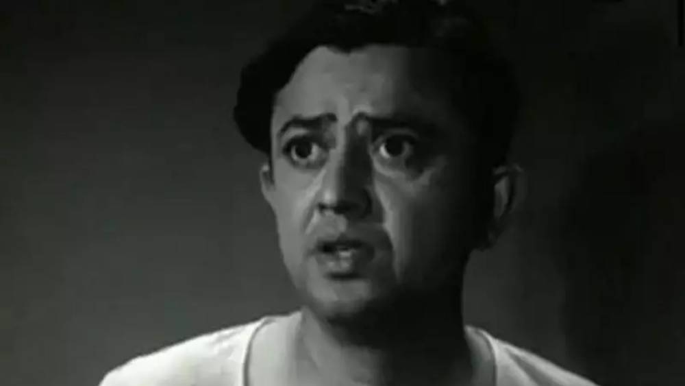 ঘটনাচক্রে দেখা গেল, ভানু বন্দ্যোপাধ্যায় আত্মীয় হন সাবিত্রীর। তাঁর মেজদি ছিলেন সম্পর্কে ভানুর মামি। ক্রমে ভানু বন্দ্যোপাধ্যায়ই হয়ে উঠলেন অভিনয় জগতে সাবিত্রীর অভিভাবক। তাঁর বোনের চরিত্রে ‘নতুন ইহুদি’ নাটকে কাজই ছিল সাবিত্রী চট্টোপাধ্যায়ের প্রথম অভিনয়। পূর্ববঙ্গের উদ্বাস্তুরাই ছিলেন নাটকের বিষয়। নাটকের সঙ্গে জড়িত ছিলেন ছিলেন অভিনেতা কানু বন্দ্যোপাধ্যায়ও। তিনি-ই সত্যজিতের ‘পথের পাঁচালী’-র ‘হরিহর’।