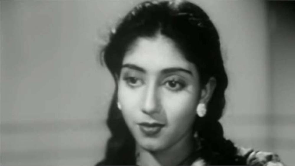 ক্রমে সাবিত্রীর বাবা এবং পরিবারের অন্য সদস্যরাও ঢাকা থেকে চলে এলেন কলকাতায়। টালিগঞ্জের একটি এক কামরার বাড়িতে মাথা গুঁজেছিলেন পরিবারের সব সদস্য। সংসারের হাল ধরতে সে সময় অভিনয়ের পাশাপাশি নাচের অনুষ্ঠানও করতেন সাবিত্রী। নাচের অনুষ্ঠানে অংশ নেবেন বলে পাড়ি দিতেন অন্য শহরেও। বেশির ভাগ সময়েই মহড়ায় যেতেন পড়শিদের কাছ থেকে ধার করা শাড়ি পরে। সংসারে এতই অভাব, আটপৌরে পোশাকের বাইরে ভাল শাড়িও ছিল না।