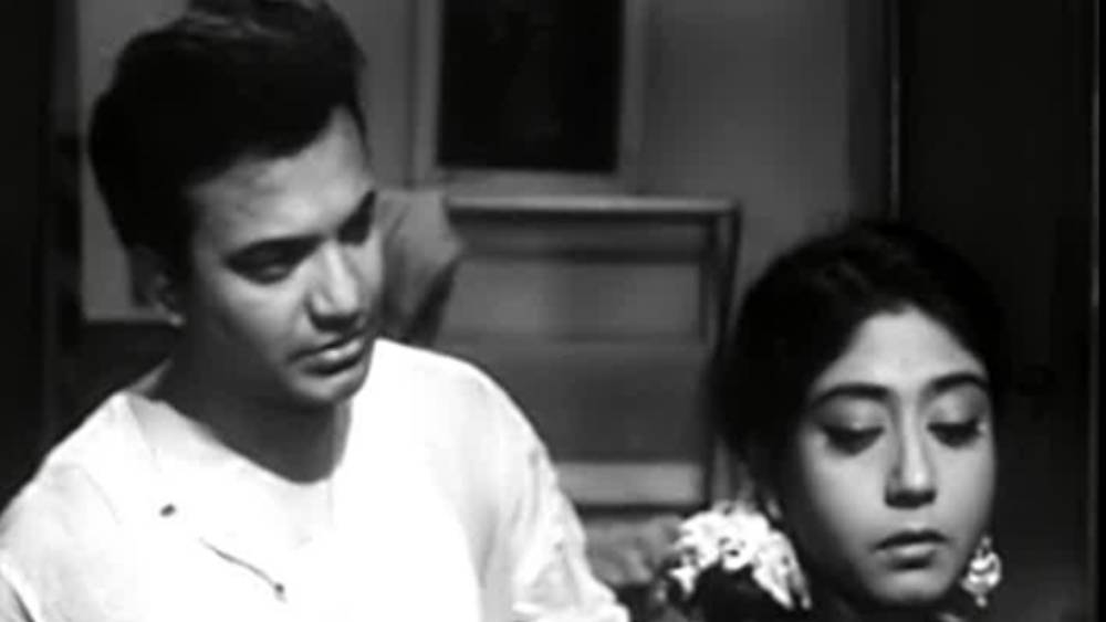 ১৯৫১ সালে প্রথম ছবিতে অভিনয় করেন সাবিত্রী। অগ্রদূত পরিচালিত সেই ছবির নাম ছিল ‘সহযাত্রী’। নায়ক ছিলেন উত্তমকুমার। ছবিতে পার্শ্বনায়িকার চরিত্রে অভিনয় করেছিলেন সাবিত্রী। অভিনয়ের আগেই অবশ্য দেখেছিলেন নায়ককে। তাঁকে প্রথম বার দেখার স্মৃতি এখনও মনে অমলিন।