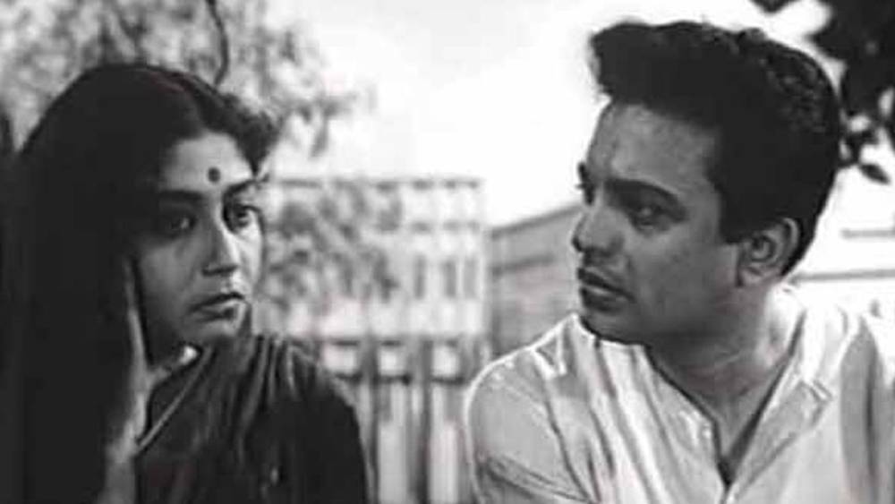 উত্তমকুমারই তাঁর জীবনের প্রথম প্রেম। স্বীকার করতে দ্বিধাহীন সাবিত্রী। অভিনয়ের সেরা সময়ে তাঁদের বিয়ে নিয়েও গুঞ্জন রটেছিল। কিন্তু তা রয়ে গিয়েছে গুজবের স্তরেই। সবরকম গুঞ্জনের বাইরে উত্তম-সাবিত্রী বন্ধুত্ব রয়ে গিয়েছে উজ্জ্বল।