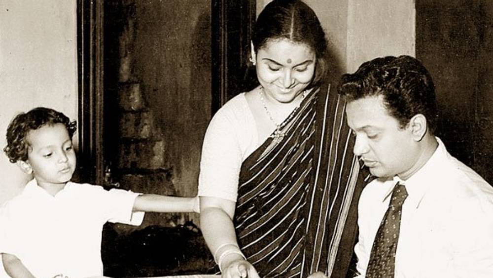 জীবন নিয়ে সাবিত্রী সবসময়েই অকপট। গৌরীদেবীর সঙ্গে সম্পর্ক ভেঙে সংসার ছেড়ে উত্তমকুমারের চলে আসা তাঁর ভাল লাগেনি। সে কথা জানিয়েওছিলেন মহানায়ককে। বলেছিলেন, কাউকে কাঁদিয়ে জীবনে সুখী হওয়া যায় না। শেষ দিকে উত্তমের জীবনের টানাপড়েন তাঁকেও কষ্ট দিত। মহানায়কের প্রতি সহমর্মিতা থেকেই গাঢ় হয়েছিল ভালবাসা।