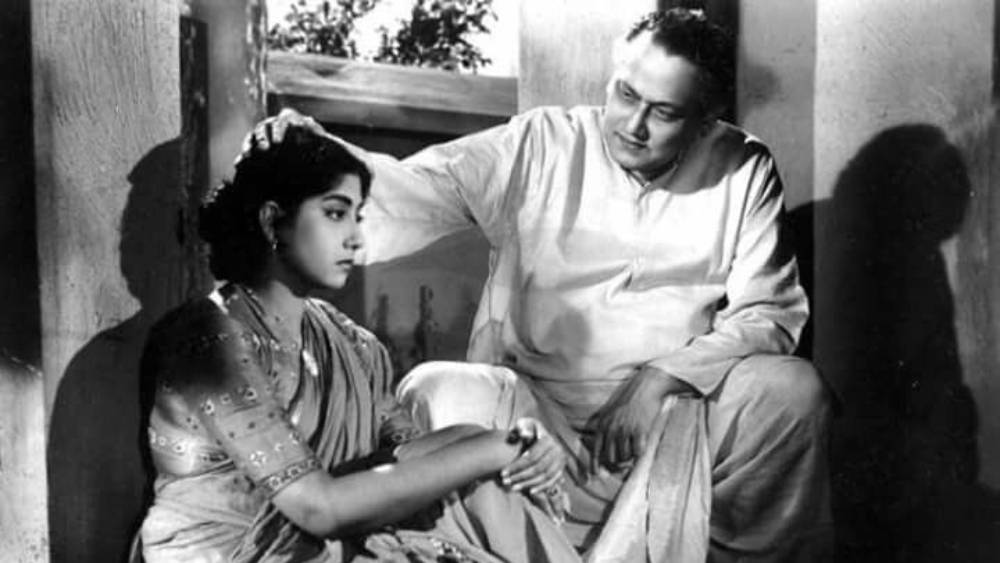 অন্যের ঘরভাঙা তাঁকে কষ্ট দিলেও নিজে কোনও দিন সংসার পাতেননি। বাবা, মা এবং দিদিরাই ছিলেন তাঁর পরিবার। তাঁদের জন্য করে গিয়েছেন আজীবন। নিজের জন্য আলাদা সংসারের নিভৃত কোণ তৈরি করা হয়ে ওঠেনি।