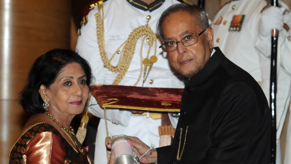 ৭০ বছরেরও বেশি সময় ধরে তিনি সমৃদ্ধ করেছেন অভিনয় জগতকে। ট্রামের ভাড়া বাঁচানোর জন্য স্কুল থেকে লম্বা পথ হেঁটে বাড়ি ফেরা সে দিনের ‘বাঙাল মাইয়্যা’ আজ নিজেই একটি প্রতিষ্ঠান, স্বতন্ত্র ঘরানা। ২০১৪ সালে তিনি সম্মানিত হন পদ্মশ্রী সম্মানে।