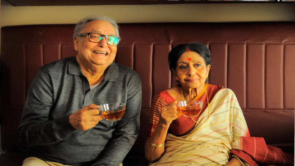 বহু ঘটনার বিভঙ্গে জীবনটা আজও তাঁর কাছে রঙিন। ঠিক যেন সেই মিষ্টি পানের রুপোলি তবকের মতো। ছোটবেলায় যে পানের প্রতি তাঁর আকর্ষণ ছিল দুর্বার। প্রতিকূল জীবন পাড়ি দিয়েও আজও তিনি ভালবাসেন কৌতুক চরিত্রে অভিনয় করতে। চোখের জল লুকিয়ে দর্শকের মুখে হাসি ফোটাতে তাঁর ভাল লাগে। (ছবি: আর্কাইভ এবং সোশ্যাল মিডিয়া)