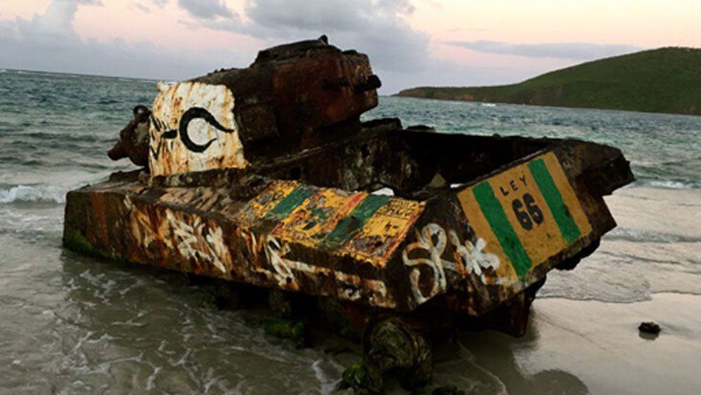 সেগুলোর প্রায় সবই নষ্ট হয়ে গিয়েছে বা স্থানীয়রা নিয়ে গিয়েছে। শুধু এই কামানটিই পড়ে রয়েছে দ্বীপে। আর এর গায়ে নানা নকশা এঁকে দিয়েছেন স্থানীয়েরা।