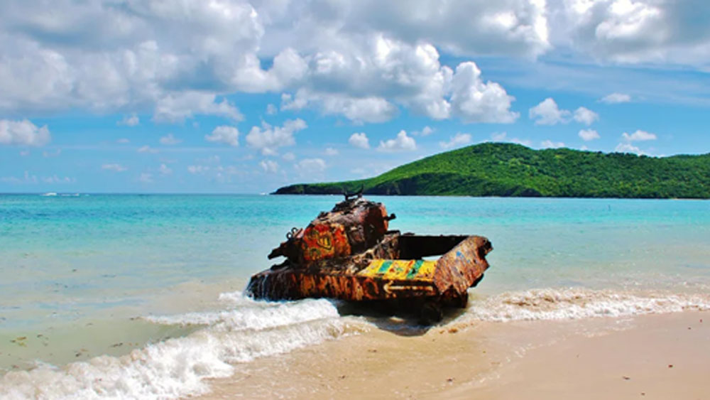 যার গায়ে নানা নকশা করা। লোহার ওই কামানে মরচে পড়ে ভঙ্গুর অবস্থা। যা দেখে বোঝা যায় কামানটি ‘বৃদ্ধ’।