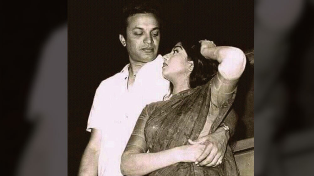 কিছু দিন বিরতির পরে সাবিত্রী আবার অভিনয় শুরু করেছিলেন ‘নতুন ইহুদি’ নাটকে। তার মহড়ায় এক দিন গিয়েছিলেন উত্তমকুমার। তাঁকে দেখবেন বলে তাড়াহুড়ো করে যেতে গিয়ে পোশাক রাখার ভাঙা ট্রাঙ্কে হোঁচট খেয়ে পড়েছিলেন সাবিত্রী। তার ফলে পা কেটে রক্তারক্তি কাণ্ড। জখম পা নিয়ে তিনি ভুগেছিলেন অনেক দিন। তবে সব কষ্ট দূর হয়ে গিয়েছিল ধুতি পাঞ্জাবীতে সুদর্শন উত্তমকুমারকে দেখে। তখনও অবশ্য তিনি ইন্ডাস্ট্রিতে অরুণকুমার। তাঁকে প্রথম-দর্শনের স্মৃতি একাধিক সাক্ষাৎকারে রোমন্থন করেছেন সাবিত্রী।