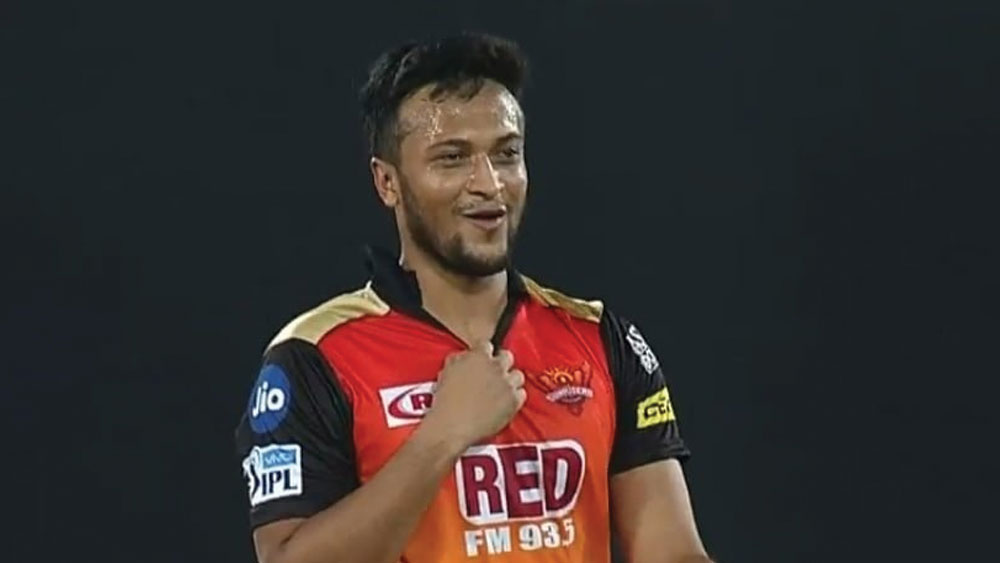 বাংলাদেশ: ১৪টি আইপিএল মিলিয়ে বাংলেদেশের মোট ৬ জন ক্রিকেটার খেলেছেন। শাকিব আল হাসান এ বার দ্বিতীয় বারের জন্য আসছেন কলকাতা নাইট রাইডার্সে। শাকিব, মুস্তাফিজুর রহমানরা এখনও পর্যন্ত সব মিলিয়ে পকেটে পুরেছেন ৩৪ কোটি ৭৮ লক্ষ টাকা।