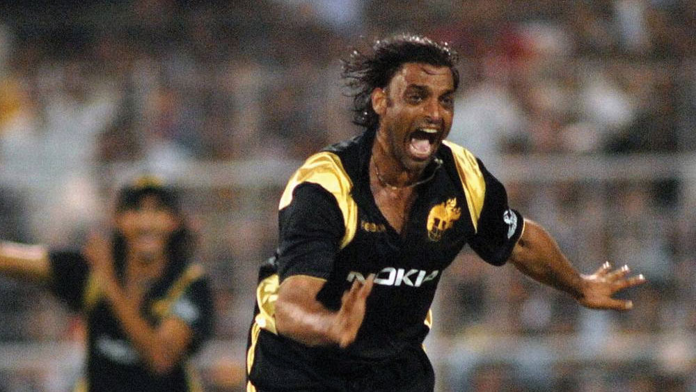 পাকিস্তান: শুরুর দিকে পাকিস্তানি ক্রিকেটারদের আইপিএলে খেলার অনুমতি ছিল। কিন্তু দুই দেশের কূটনৈতিক সম্পর্ক খারাপ হতে হতে এখন তলানিতে এসে ঠেকেছে। এর জেরে এখন আর পাকিস্তানি ক্রিকেটারদের আইপিএলে খেলতে দেওয়া হয় না। যে ১১ জন পাকিস্তানি ক্রিকেটার আইপিএলে খেলেছেন, তাঁদের মোট আয় ১২ কোটি ৮৪ লক্ষ টাকা।