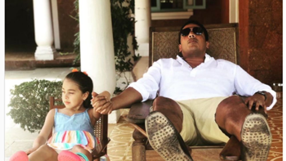 পুরো বারান্দা জুড়ে রয়েছে হলুদ নকশা করা টাইলস আর গোলাকার সাদা থামের সমাহার। মূলত ছুটি কাটাতেই গোয়ার এই বাড়িতে আসেন লারা-মহেশ।