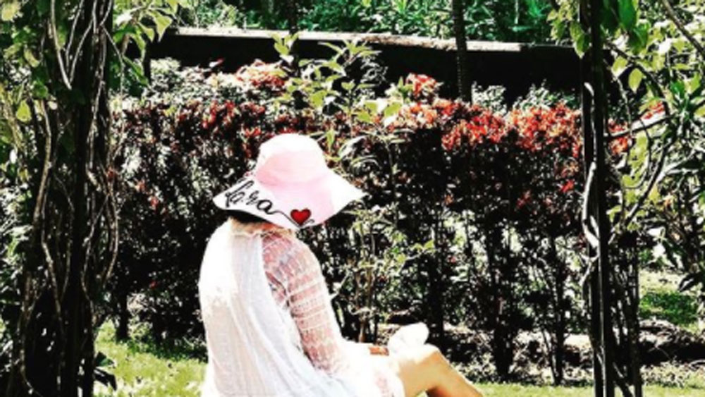 বাড়ির সদর দরজা নীল রঙের। তার সঙ্গে মানানসই করে জানলাগুলোও নীল রং করা হয়েছে।