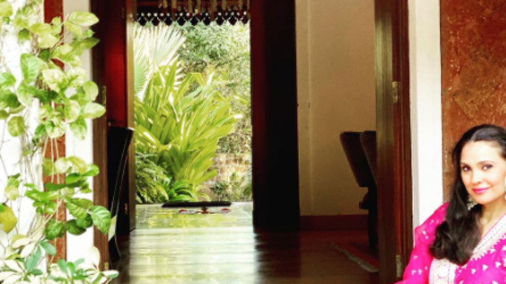 লারা-মহেশের গোয়ার বাড়িটি আরও সুন্দর। বাড়ির একেবারে সামনেই রয়েছে গোলাকার দুটো সাদা থাম। যা বাড়িটিকে একটি অন্য রূপ দিয়েছে।