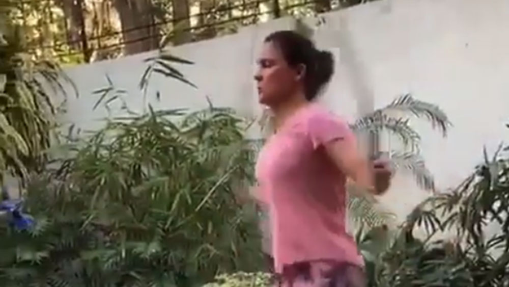 বাড়ির সামনে সুন্দর ছিমছাম বাগান রয়েছে। করোনভাইরাসের জেরে লকডাউনের সময় সেই বাগানেই একসঙ্গে তিনজনকে শরীরচর্চা করতে দেখা গিয়েছিল।