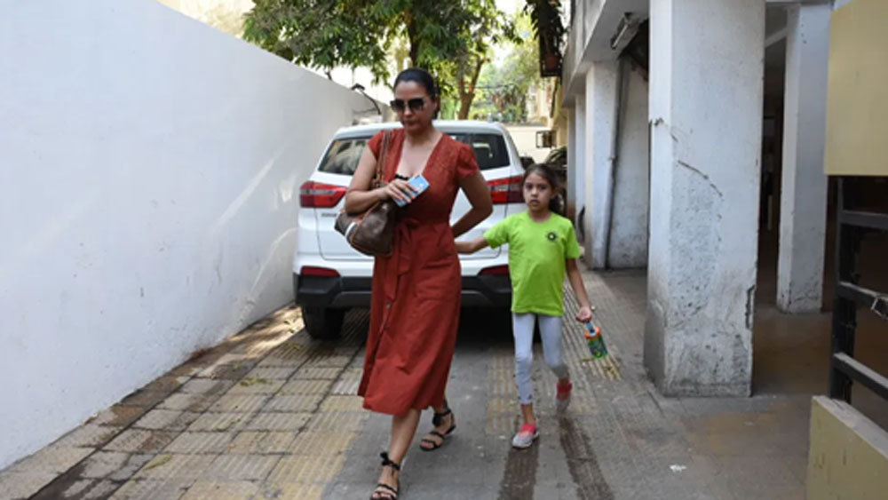 প্রায় সাড়ে ১৪ কোটি টাকায় বাড়িটি কিনেছিলেন তাঁরা। ২০১৭ সালের বর্ষায় মুম্বইয়ের যখন প্রায় ভেসে যাওয়ার পরিস্থিতি তৈরি হয়েছিল, তাঁদের বাড়িতেও জল ঢুকে গিয়েছিল।