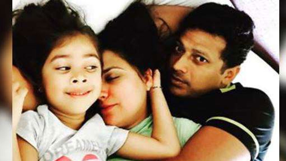 সম্প্রতি লারা ইনস্টাগ্রামে একটি ভিডিয়ো শেয়ার করেছেন। মহেশ এবং একমাত্র মেয়ে সাইরার সঙ্গে কাটানো বিশেষ কিছু মুহূর্ত তুলে ধরেছেন তিনি।