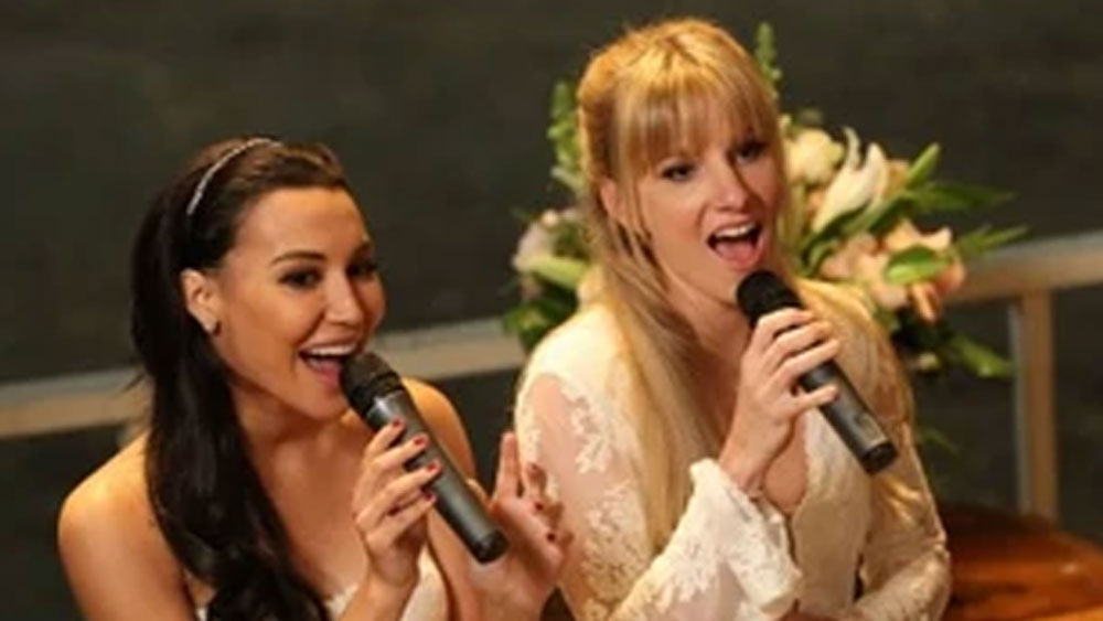 পারফর্ম করার সময় শরীরের একটি বিশেষ অংশ থেকে তাঁর পোশাক সরে যায়। সেই ছবি ছড়িয়ে পড়েছিল নেটমাধ্যমেও।