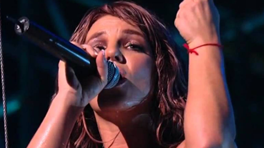 ২০১৮ সালে এমন ঘটনার শিকার হন মার্কিন গায়িকা ব্রিটনি স্পিয়ার্সও। লাস ভেগাসের ওই অনুষ্ঠানে কালো রঙের একটি পোশাক পরেছিলেন ব্রিটনি।